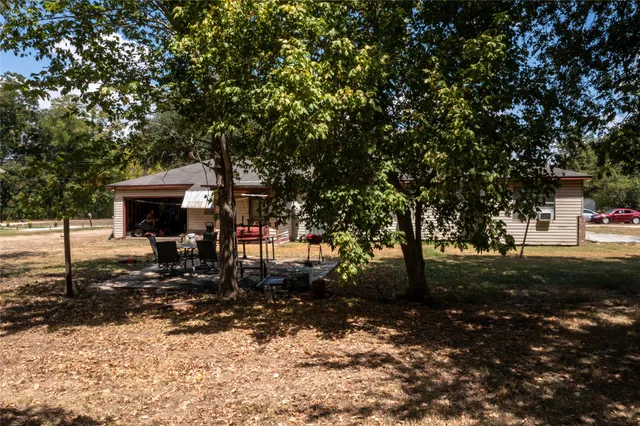 a view of a house with a backyard