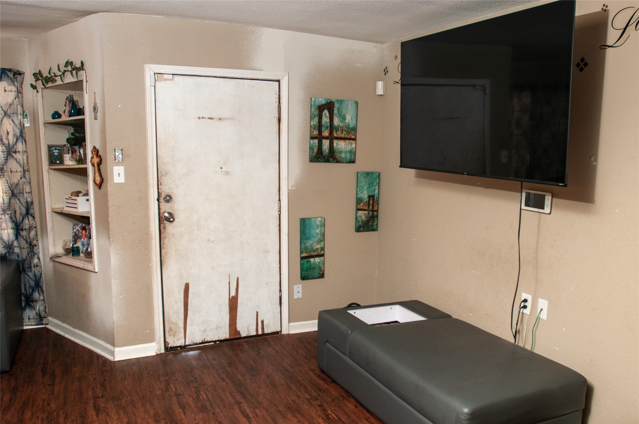 1601 Harris Street Wharton, TX 77488 - Photo 33 of 36 a living room with furniture and flat screen tv