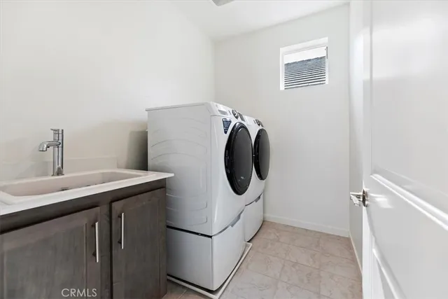 a view of a house with backyard and a garden