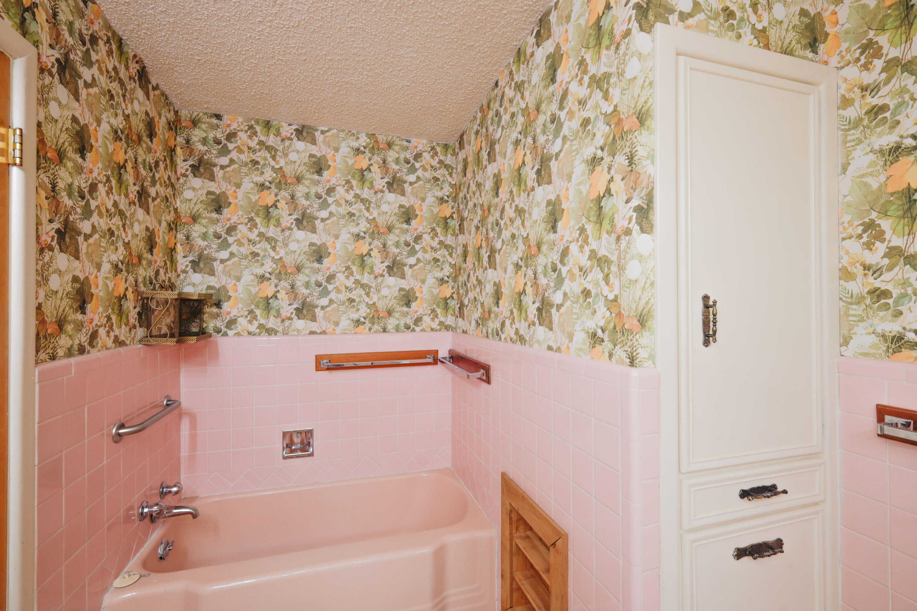 3202 45th Street Lubbock, TX 79413 - Photo 13 of 20 a bathroom with a bathtub and shower