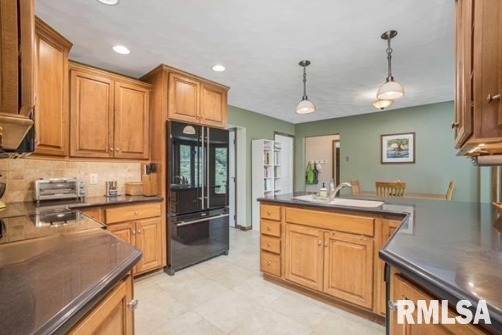 2111 Meadowbrook Road Davenport, IA 52807 - Photo 13 of 37 Gallery Image 13