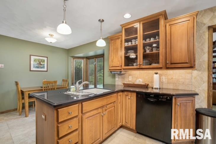 2111 Meadowbrook Road Davenport, IA 52807 - Photo 14 of 37 Gallery Image 14