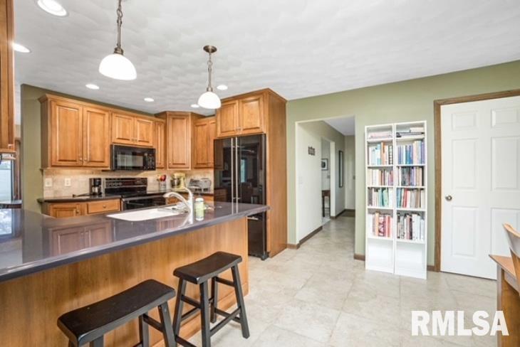 2111 Meadowbrook Road Davenport, IA 52807 - Photo 16 of 37 Gallery Image 16