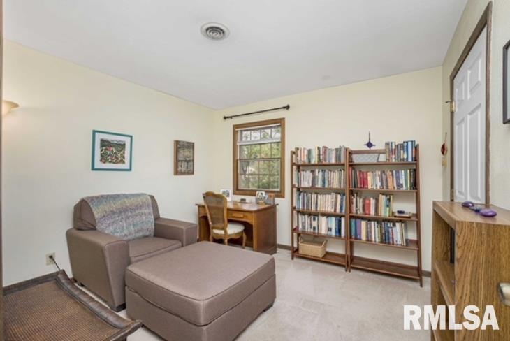 2111 Meadowbrook Road Davenport, IA 52807 - Photo 26 of 37 Gallery Image 26
