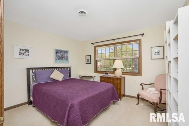 2111 Meadowbrook Road Davenport, IA 52807 - Photo 27 of 37 Gallery Image 27