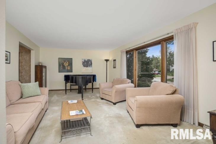 2111 Meadowbrook Road Davenport, IA 52807 - Photo 6 of 37 Gallery Image 6