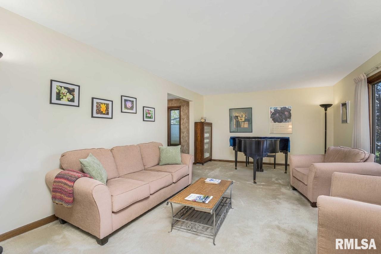 2111 Meadowbrook Road Davenport, IA 52807 - Photo 7 of 37 Gallery Image 7