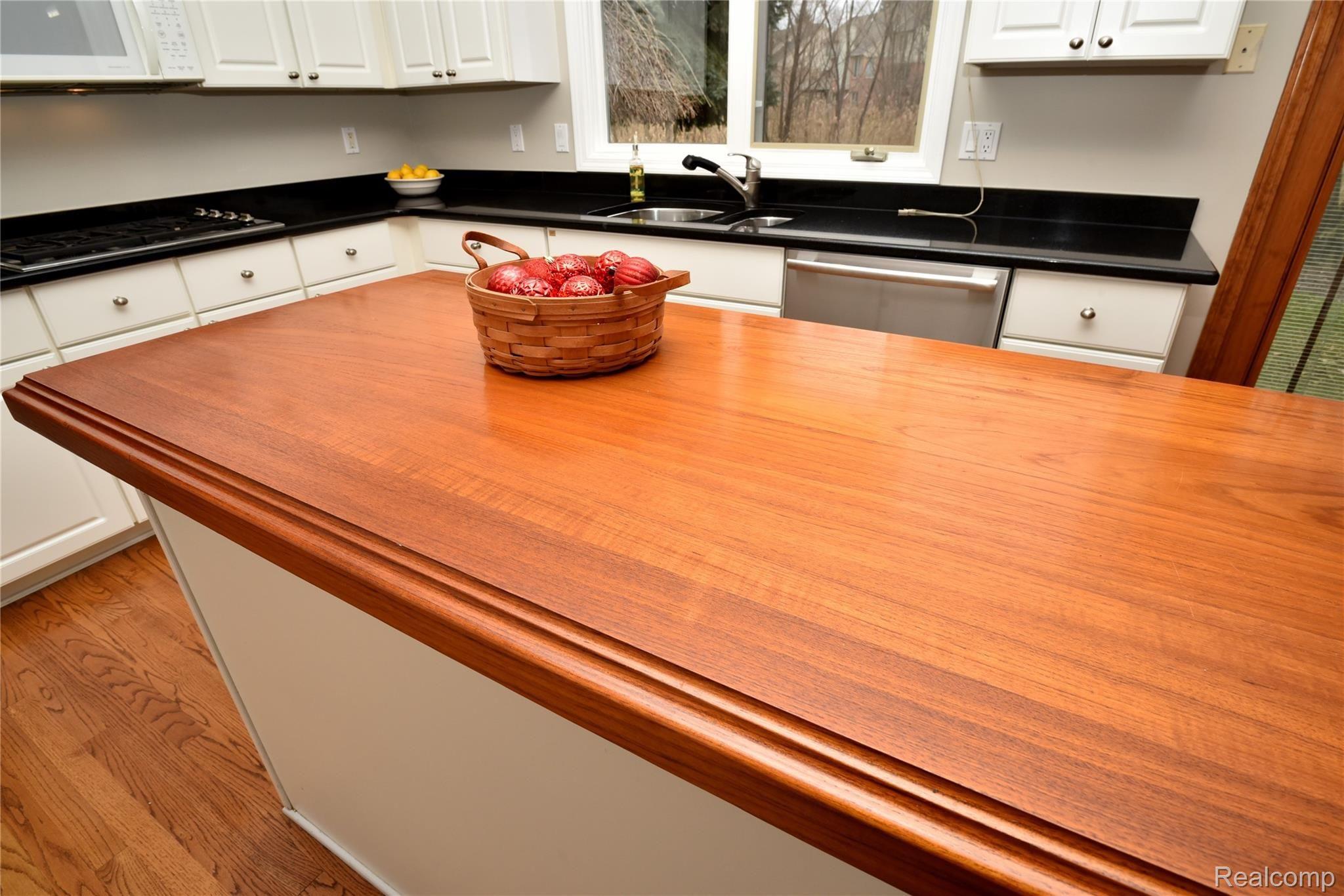 1093 Bloomview Circle Rochester, MI 48307 - Photo 14 of 41 1093 Bloomview_14.JPG