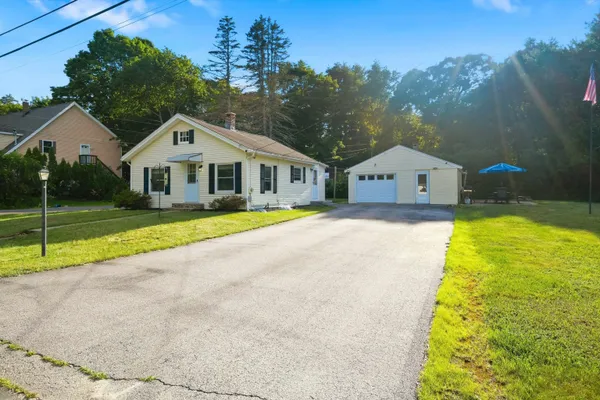 $395,000 | 31 Hillside Avenue, Derry, NH 03038