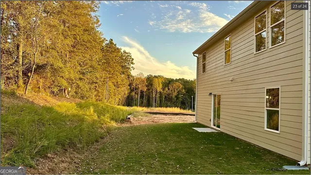a view of a backyard