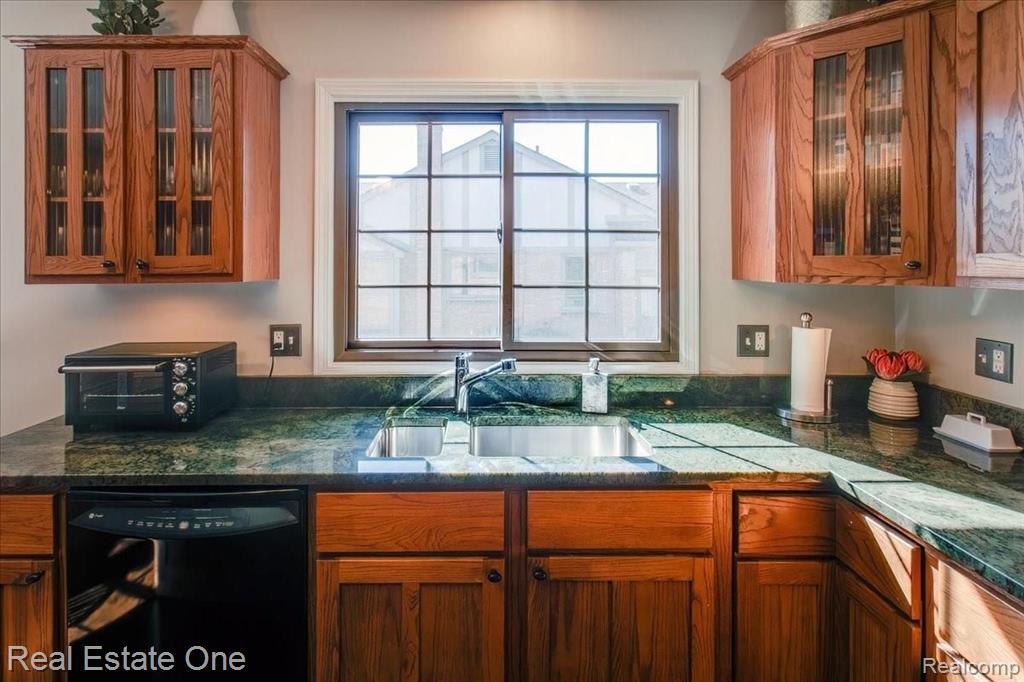 451 Lake Forest Road Rochester Hills, MI 48309 - Photo 29 of 97