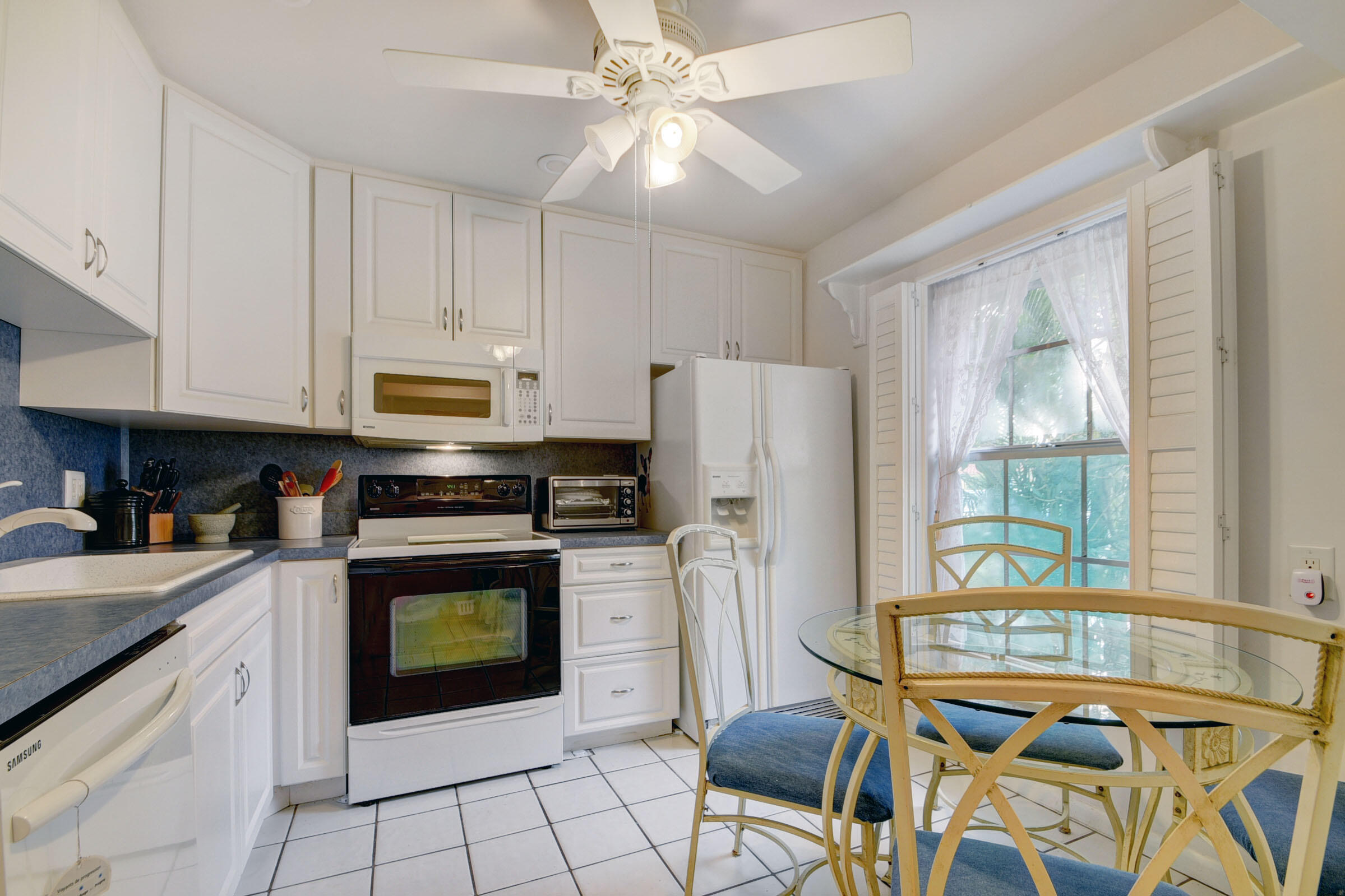 330 Cape Cod Circle, Unit B Lake Worth, FL 33467 - Photo 3 of 26 03_apartment (3)