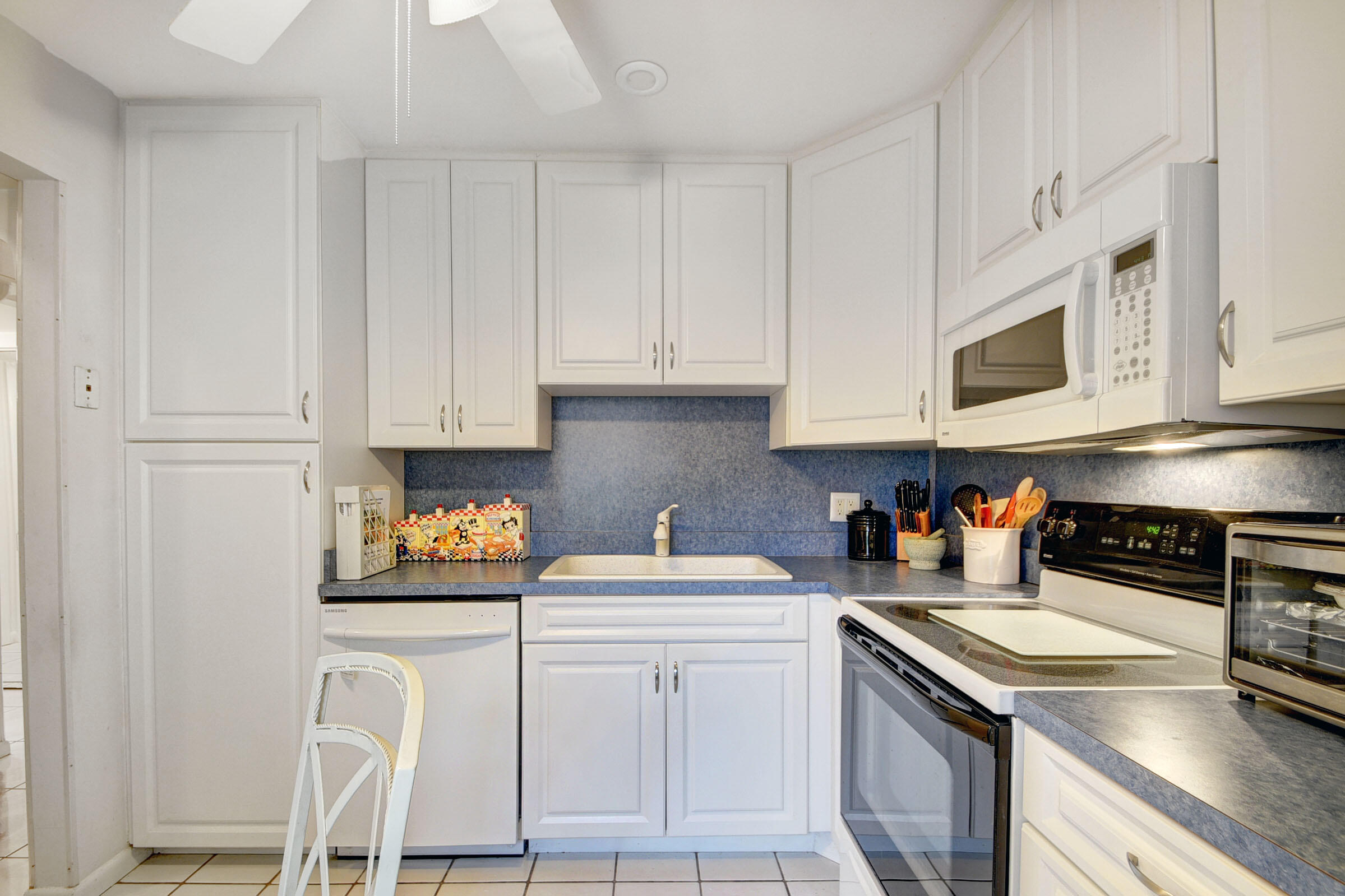 330 Cape Cod Circle, Unit B Lake Worth, FL 33467 - Photo 5 of 26 05_apartment (5)