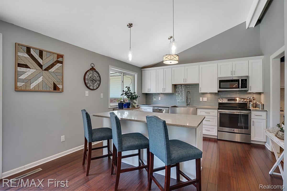 1881 Walton Blvd. Rochester, MI 48309 - Photo 7 of 39 Walton 1881 pic 4.jpg