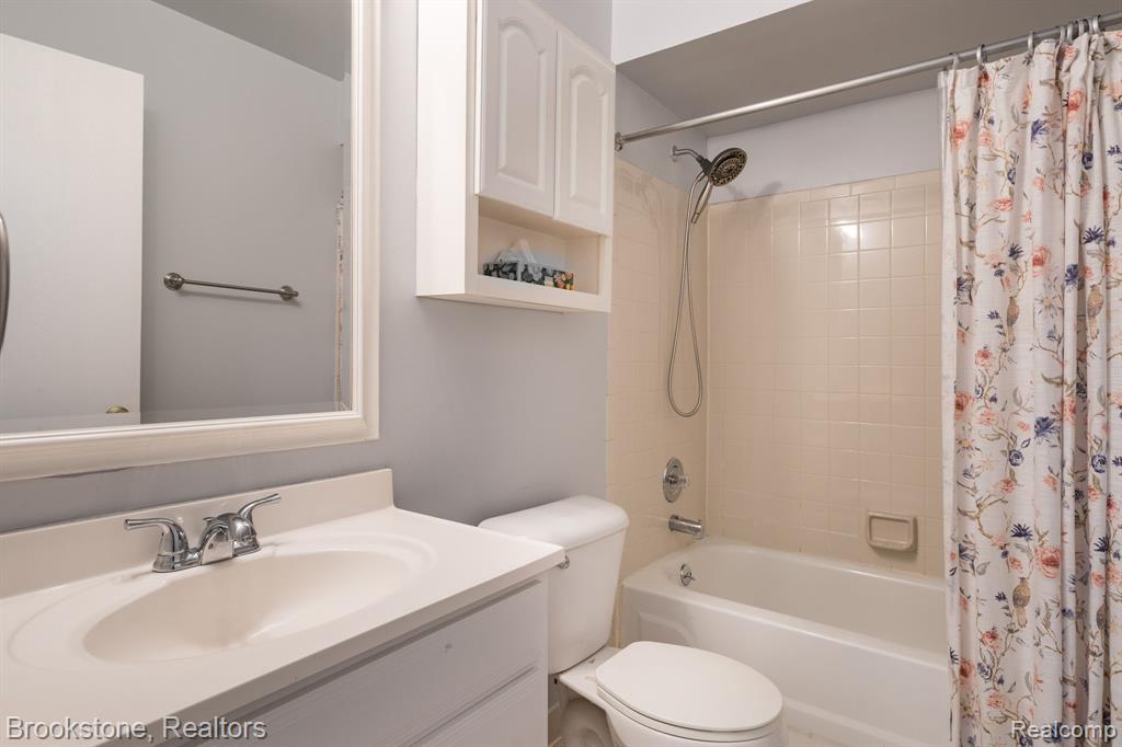 1626 Emerson Circle Rochester Hills, MI 48307 - Photo 14 of 24
