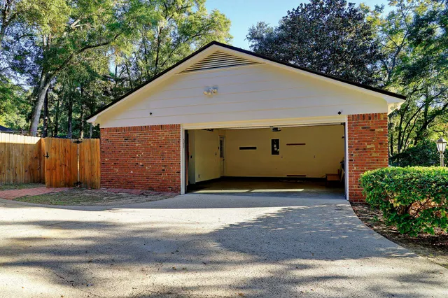 $435,000 | 3915 Royal Oaks Drive, Tallahassee, FL 32309