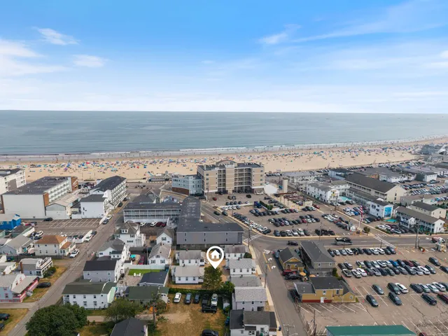 $2,000 | 2 Island Path, Unit 1, Hampton, NH 03842