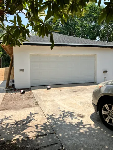 a view of a parking area