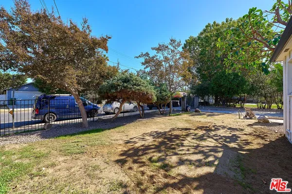a view of a house with backyard