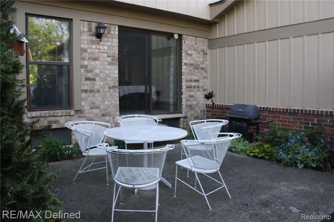 827 Langdon Court Rochester, MI 48307 - Photo 28 of 28 Rear Patio - Summer