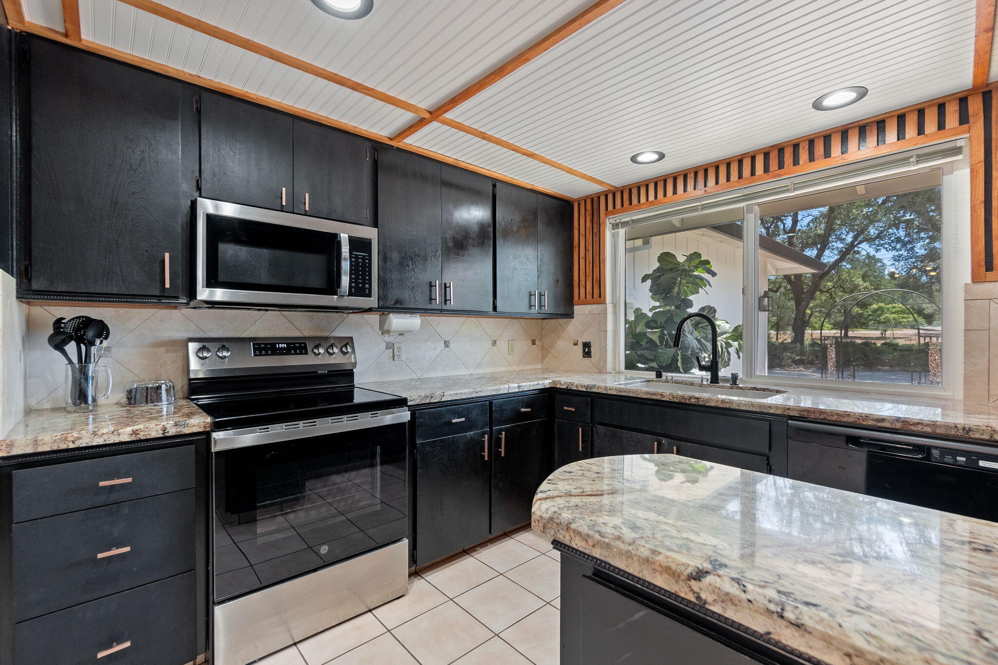 10390 October Lane Redding, CA 96003 - Photo 18 of 94 Kitchen