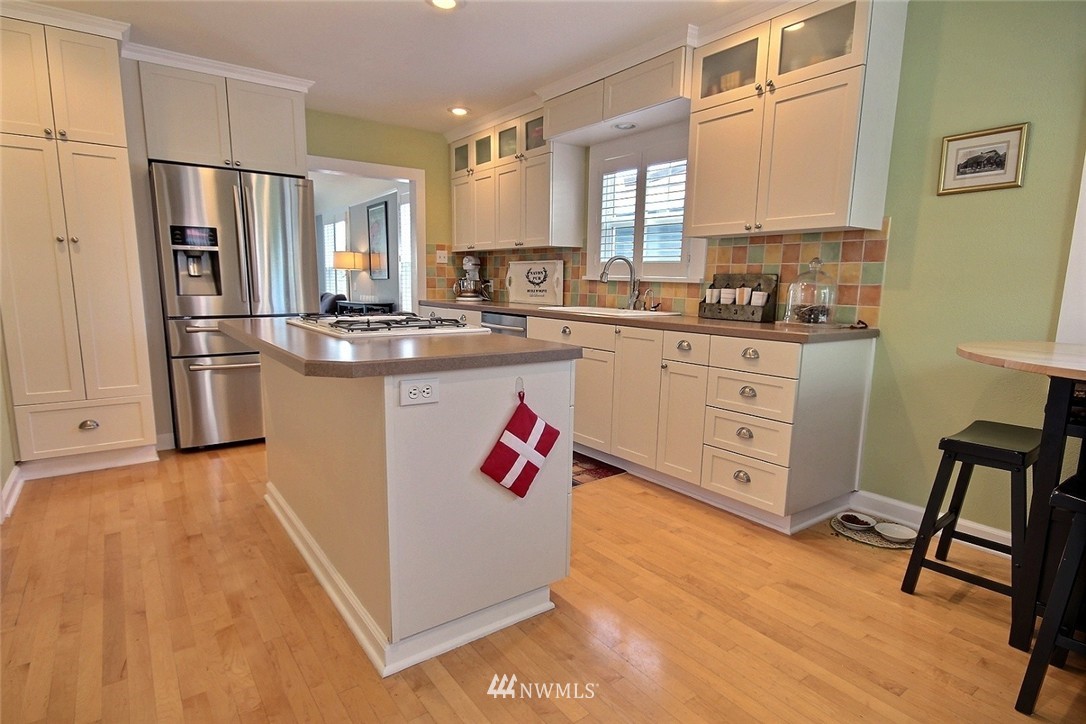 4502 Southwest Austin Street Seattle, WA 98136 - Photo 3 of 25 Gallery Image 3