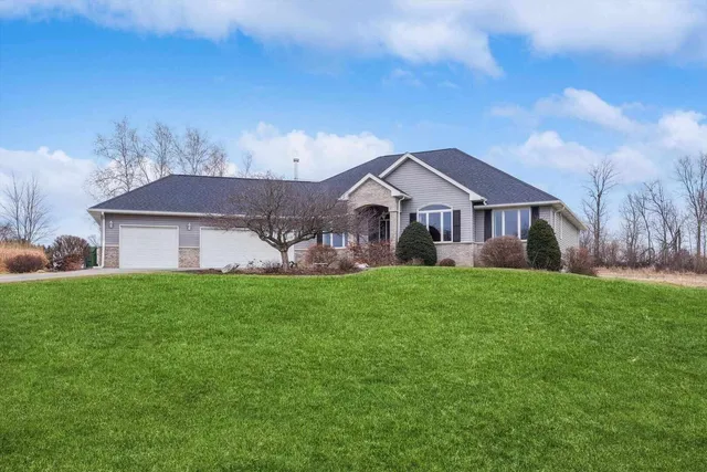 $439,900 | 891 Pheasant Run Road, Clinton, IA 52732