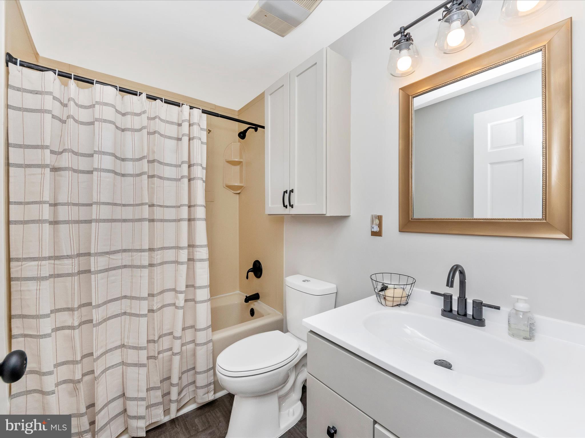 5610 Braxfield Road Halethorpe, MD 21227 - Photo 20 of 32 a bathroom with a sink toilet and shower
