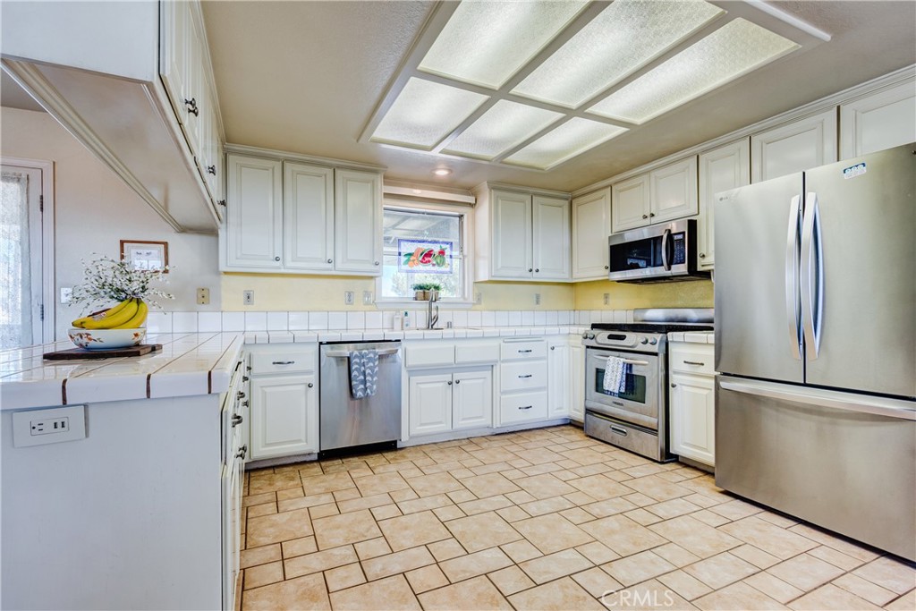 8650 Cowberry Road Phelan, CA 92371 - Photo 28 of 66 Stainless steel appliances and gas range!