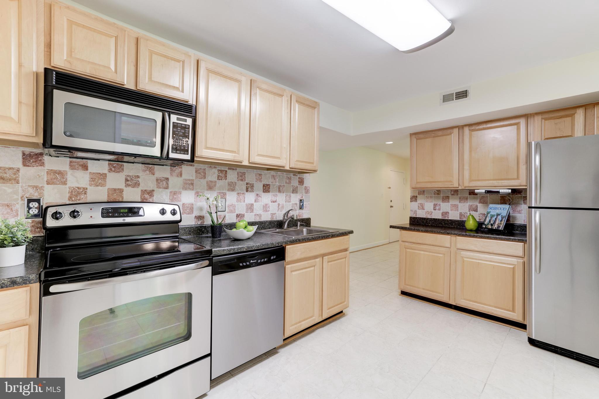 1631 Parkcrest Circle, Unit 8B/101 Reston, VA 20190 - Photo 12 of 27 Large kitchen with interesting neutral backsplash