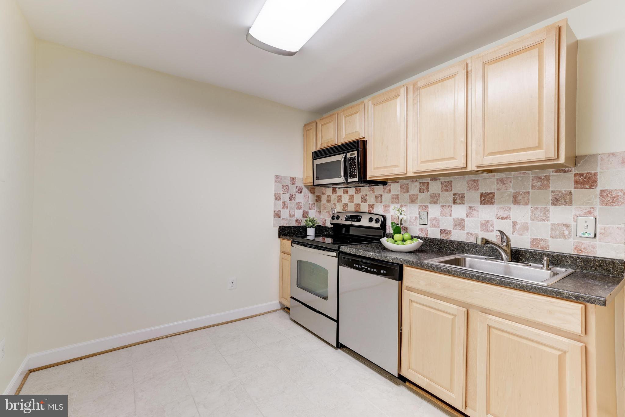 1631 Parkcrest Circle, Unit 8B/101 Reston, VA 20190 - Photo 13 of 27 Love to cook? This is your dream kitchen.