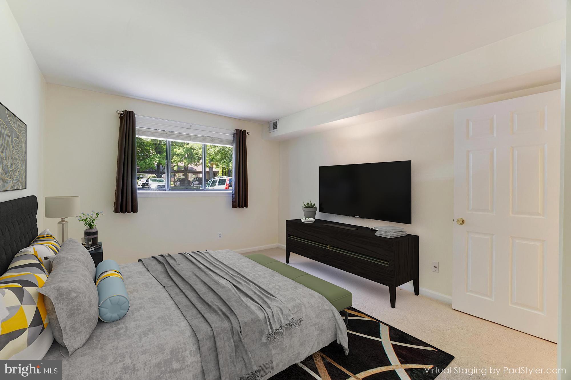 1631 Parkcrest Circle, Unit 8B/101 Reston, VA 20190 - Photo 15 of 27 Large Primary bedroom .Staged