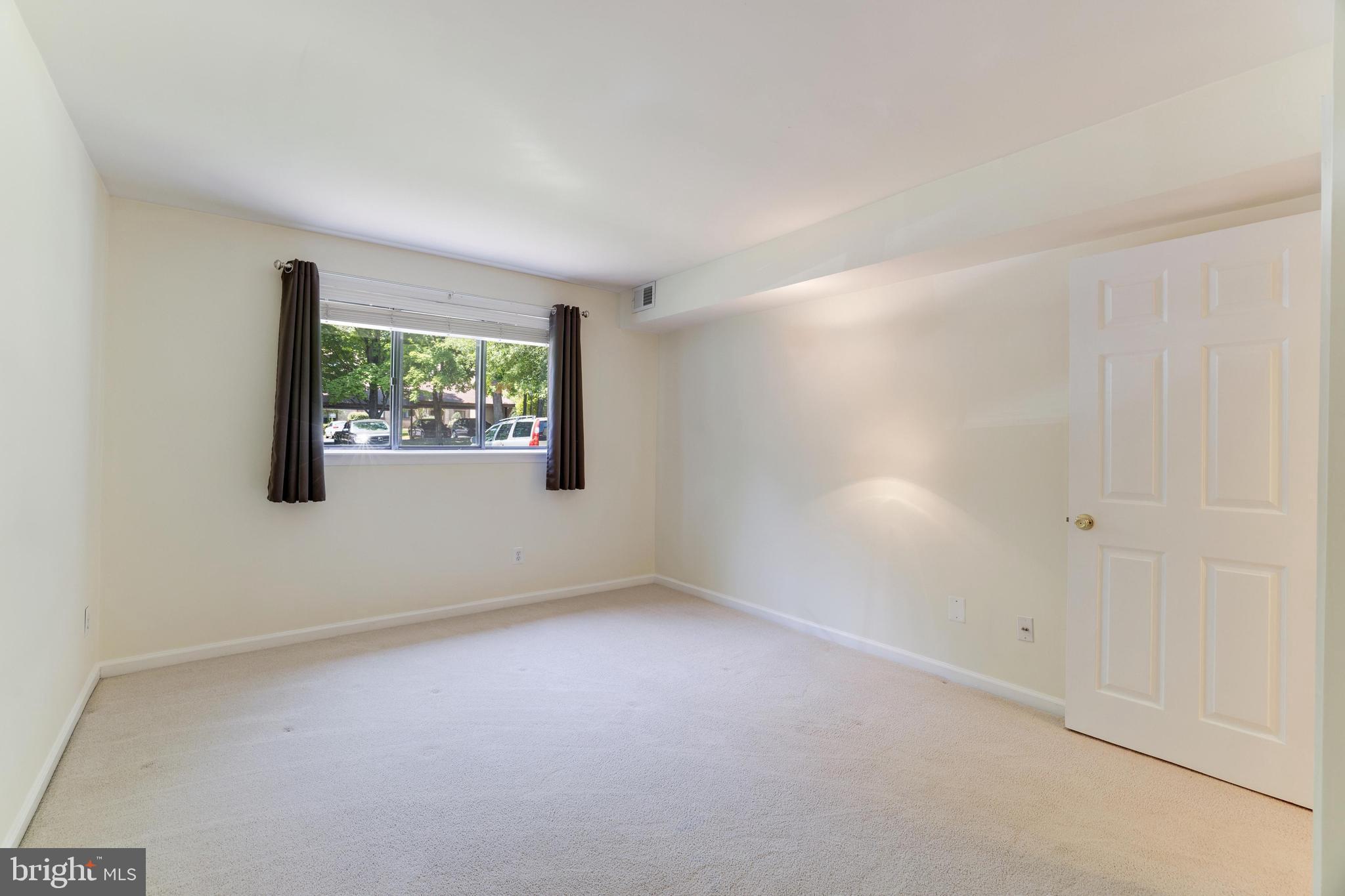 1631 Parkcrest Circle, Unit 8B/101 Reston, VA 20190 - Photo 16 of 27 Large primary bedroom