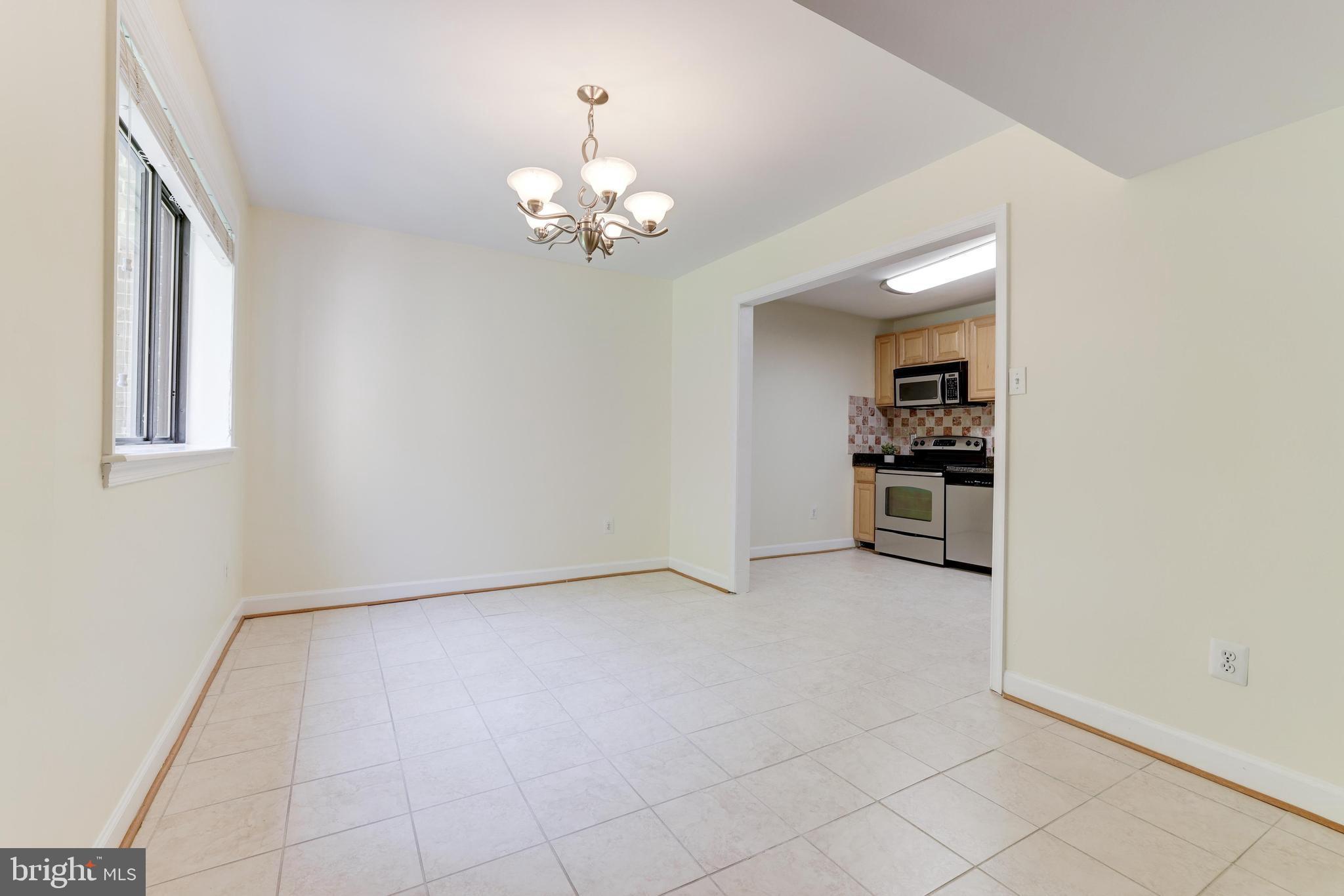 1631 Parkcrest Circle, Unit 8B/101 Reston, VA 20190 - Photo 8 of 27 Flexible dining room or eat-in kitchen