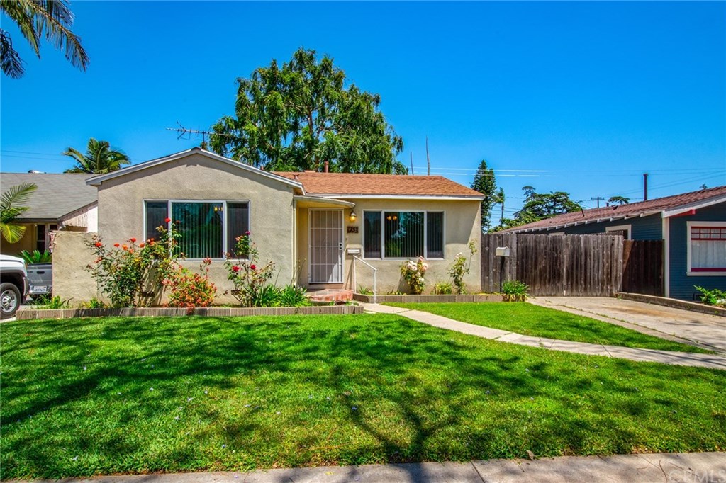 Located on a beautiful tree-lined street in historic Wilshire Square!