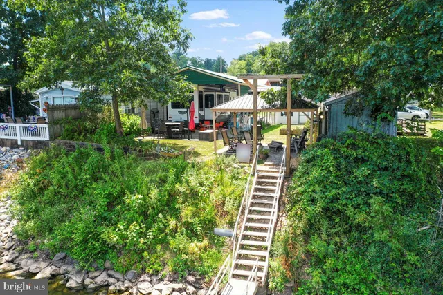 a view of a house with backyard