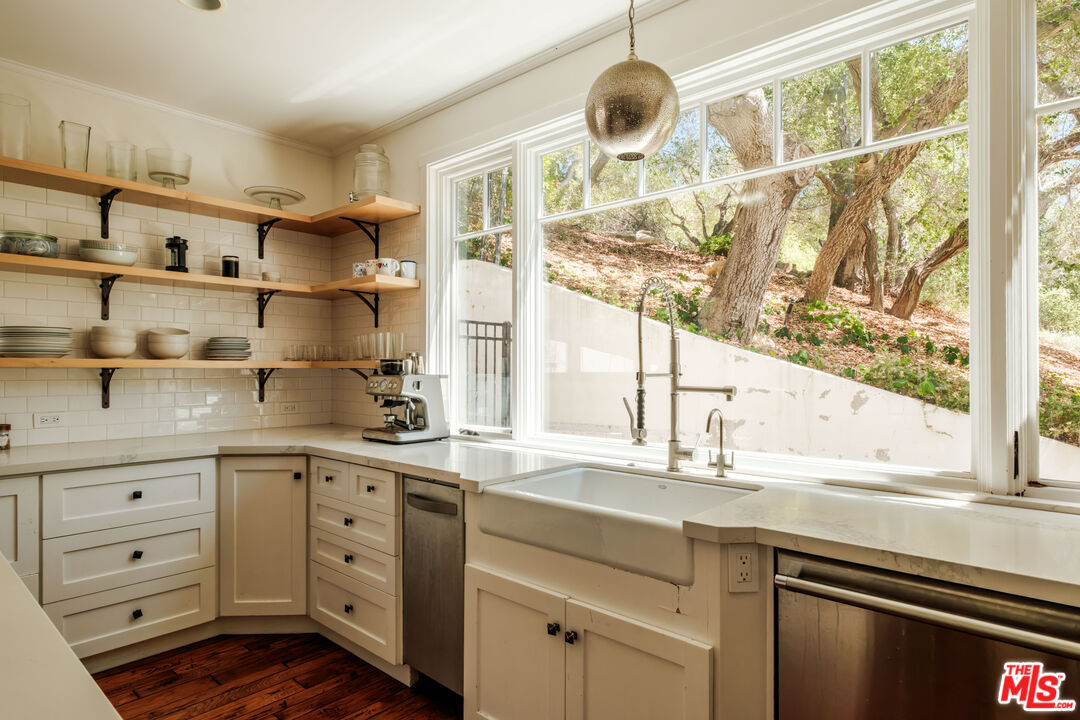 21717 Encina Road Topanga, CA 90290 - Photo 12 of 60