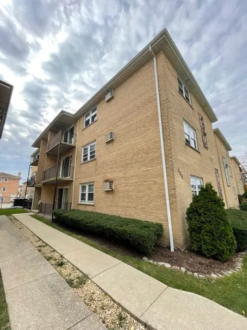 $1,800 | 8511 West Gregory Street, Unit 3N, Chicago, IL 60656