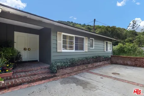 a view of a house with a backyard