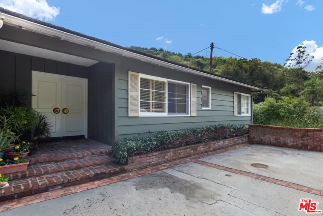 3480 Mandeville Canyon Road Los Angeles, CA 90049 - Photo 3 of 34