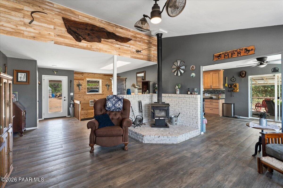 14020 East Ridge Way Dewey, AZ 86327 - Photo 6 of 47 Living Room