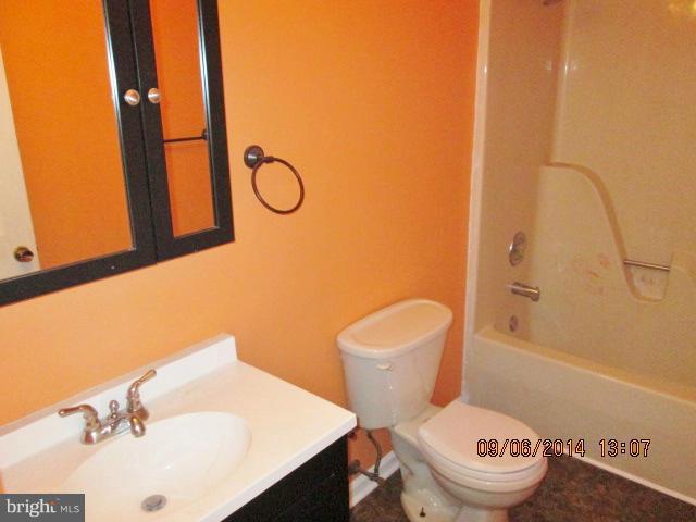 8040 Escalon Avenue Pasadena, MD 21122 - Photo 8 of 16 Bath