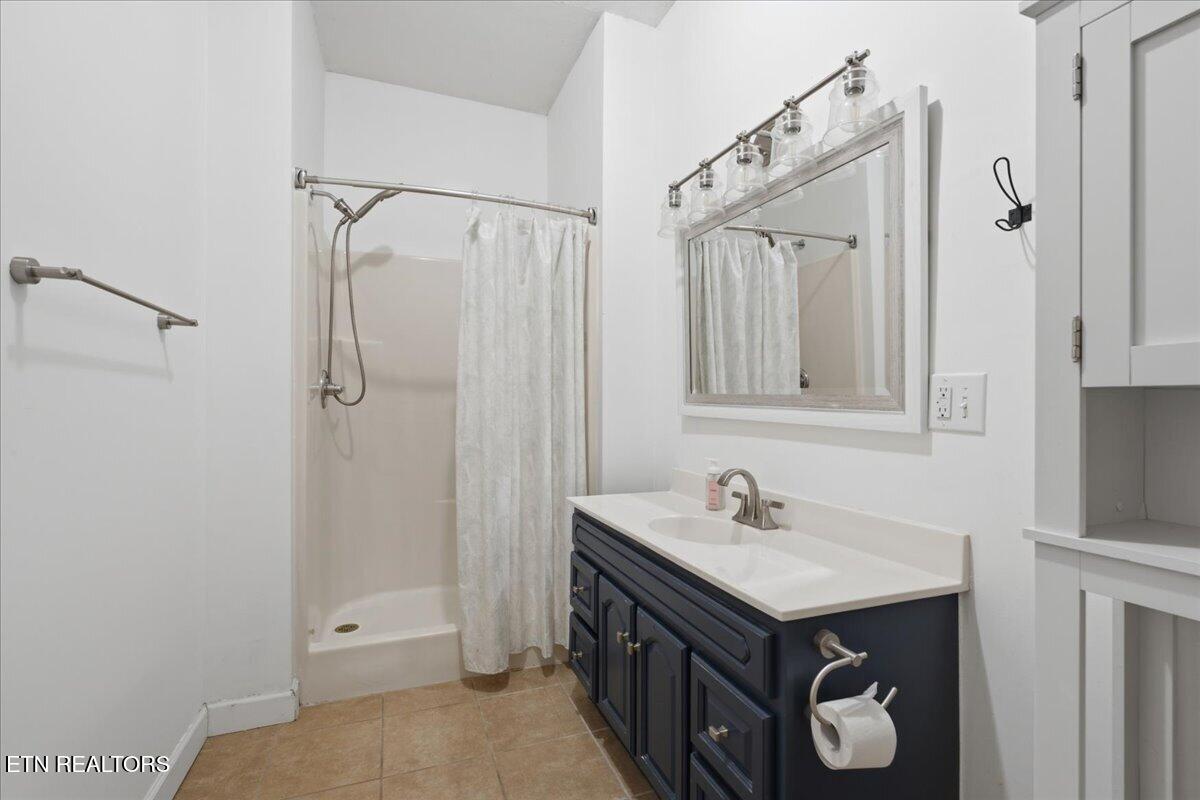 2319 Woods-Smith Road Knoxville, TN 37921 - Photo 21 of 39 21-Full Bathroom