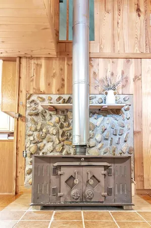 a black and white photo of a building