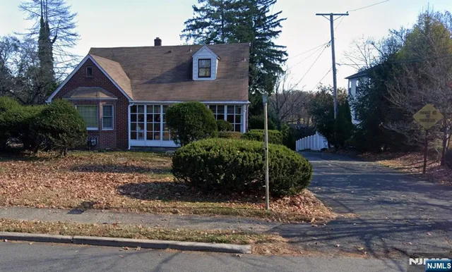 a view of a house with yard and plants