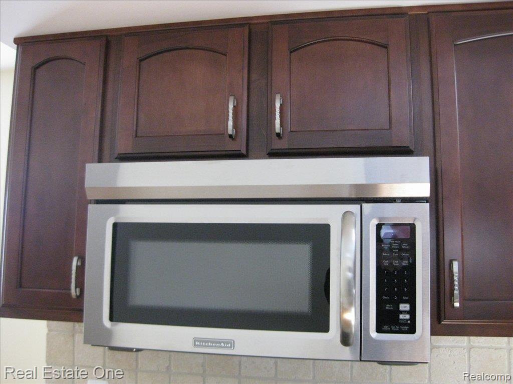 4584 Covered Bridge Road Bloomfield Hills, MI 48302 - Photo 16 of 21 New Microwave