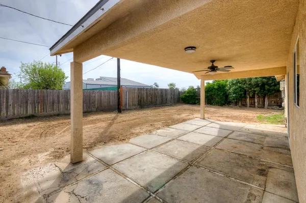 a view of a backyard