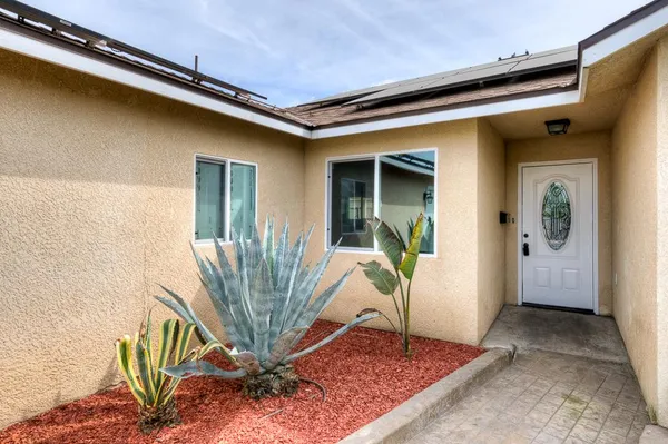 a view of entryway with livingroom