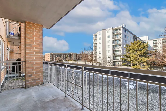 $349,000 | 1 South Lincoln Avenue, Unit 206, Lombard, IL 60148