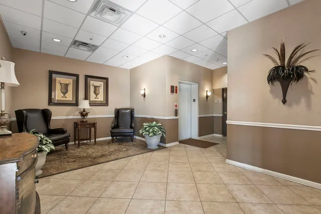 $349,000 | 1 South Lincoln Avenue, Unit 206, Lombard, IL 60148